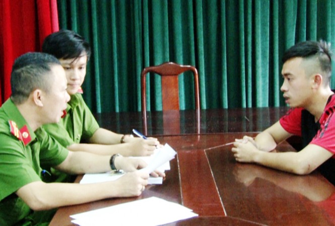 Bắt giam tài xế gây tai nạn làm hai người chết Dương Đức Huy tại cơ quan điều tra thành phố Huế. Ảnh: Công Quang