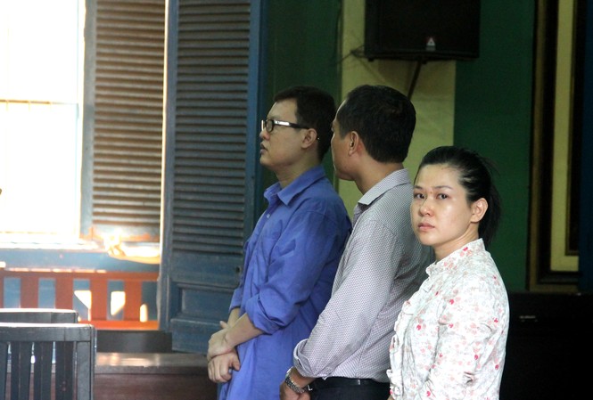 Phó tổng giám đốc Cty chứng khoán Viễn Đông bị quy kết tội lừa đảo 3 bị cáo bị cáo tại tòa. Ảnh: Tân Châu