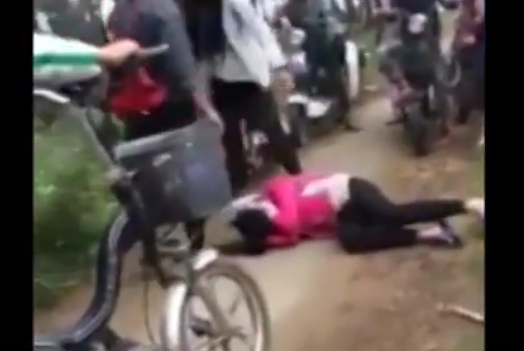 3 nữ sinh đánh bạn giữa đường bị kỷ luật, ghi học bạ Ba nữ sinh của Trung tâm Giáo dục thường xuyên huyện Diễn Châu đánh bạn ngã giữa đường.
