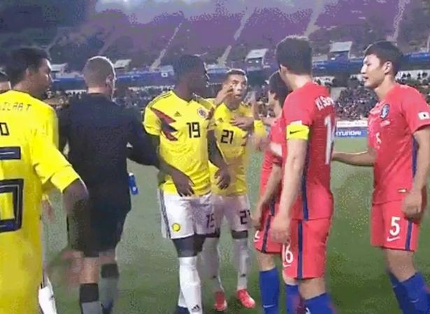 Cầu thủ Hàn Quốc bị đối thủ chế nhạo 'mắt híp' Edwin Cardona có hành vi phân biệt chủng tộc với cầu thủ Hàn Quốc.