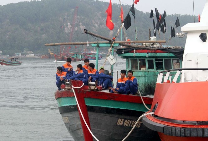 Cứu nạn tàu cá cùng 13 thuyền viên bị nạn, trôi tự do trên biển Các thuyền viên trên tàu cá NA 90112 TS.