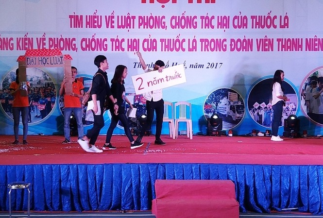 Thi phòng, chống tác hại thuốc lá trong đoàn viên, sinh viên Một phần tranh tài của đội Đại học Luật Huế tại hội thi.