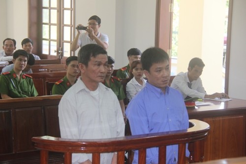 Trả hồ sơ, yêu cầu điều tra bổ sung vụ xà lan đâm sập cầu Ghềnh Hai bị cáo Thượng và Giang tại phiên tòa