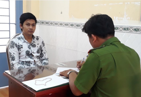 Nam thanh niên áp sát, giật dây chuyền người phụ nữ trên đường Nam thanh niên áp sát, giật dây chuyền người phụ nữ trên đường