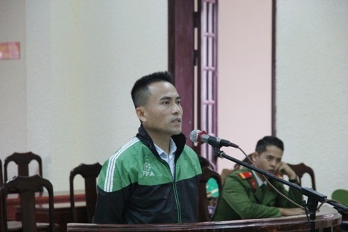 Cố sát bạn tù dù mang 2 án chung thân về tội giết người Bị cáo Mai Chiến Thắng tại phiên tòa sáng 29/11/2017. Ảnh: N.V