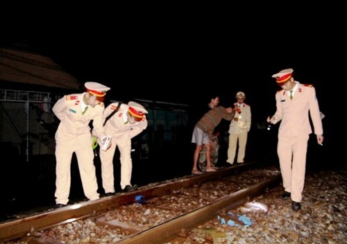 Một thanh niên tử vong nghi lao vào tàu hỏa tự sát Hiện trường vụ tai nạn chết người thương tâm.