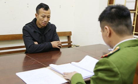 Đâm chết đối thủ vì bênh em trai Đối tượng Sơn khai nhận tại cơ quan công an. Ảnh: N. Thái