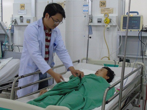 Lấy huyết khối mạch não thành công cho bệnh nhân đột quỵ Sau khi can thiệp lấy huyết khối mạch não, anh T. đã hoàn toàn tỉnh táo, hết nói ngọng, không còn yếu liệt (Ảnh: Kim Hà).