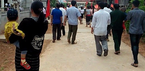 Nguyên phó hiệu trưởng bị tố 'trốn nợ' dân hàng tỷ đồng Người dân kéo đến nhà bà Đào để đòi nợ.