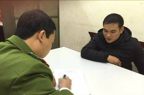 Đâm chết chủ quán ốc rồi thản nhiên về nhà ngủ Đối tượng Truyện (bìa phải) tại cơ quan công an *ảnh T.L