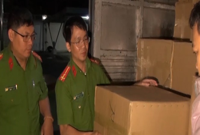 Bắt xe ô tô tải chở 35 ngàn gói thuốc lá lậu Lực lượng chức năng kiểm tra xe ô tô tải chở 35 ngàn gói thuốc lá lậu