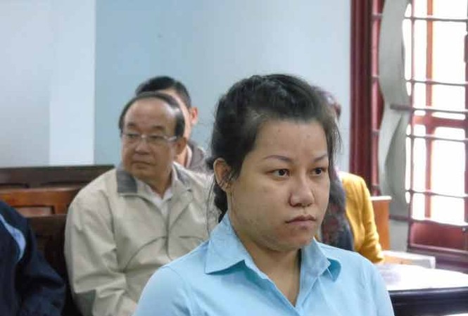 Tham ô hơn 8 tỉ đồng, nữ kế toán lĩnh 20 năm tù Bị cáo Yến tại tòa (Ảnh: Kim Hà).