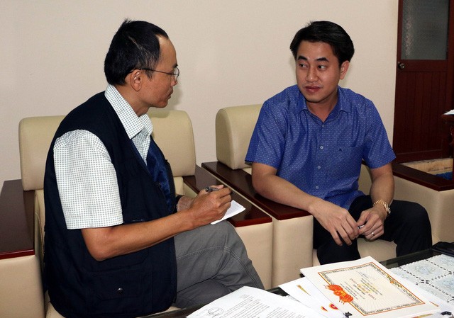 Kết quả kiểm tra quan lộ thần tốc của con trai Bí thư Hậu Giang Ông Huỳnh Thanh Phong, Giám đốc Sở Công Thương Hậu Giang (phải) trả lời phỏng vấn phóng viên TTXVN. (Ảnh: Duy Khương - TTXVN).