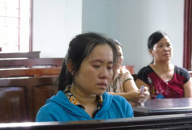 Lừa hùn tiền làm ăn, nữ quái chiếm đoạt gần 1 tỉ đồng để đánh bạc Bị cáo Thảo tại phiên tòa (Ảnh: Kim Hà).