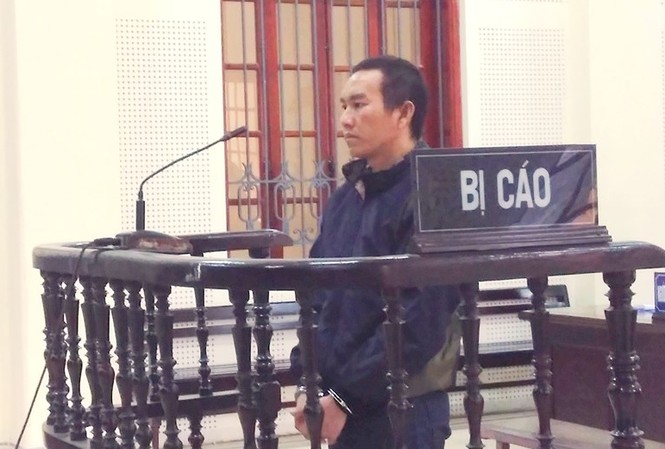 Nhận 5 triệu đồng tiền công vận chuyển ma túy, thanh niên lĩnh án tử Bị cáo Tênh trước vành móng ngựa.
