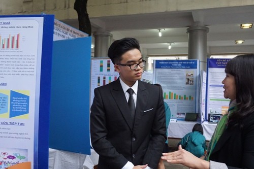 Học sinh với nghiên cứu dẫn xuất trị ung thư Học sinh với nghiên cứu dẫn xuất trị ung thư