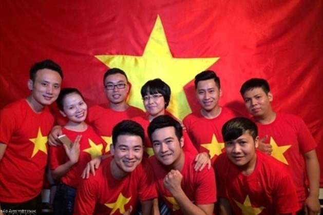Minh Quân thức trắng đêm thực hiện MV cổ vũ U23 Việt Nam Minh Quân tiết lộ có khoảng 60 nghệ sĩ, người nổi tiếng góp mặt trong MV "Tôi yêu bóng đá" cổ vũ đội tuyển U23 Việt Nam.
