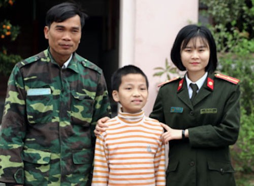 Bản tin 20H: Bé trai ở Hà Nội đi lạc vào Nghệ An Cảnh sát bàn giao cháu bé cho người thân. Ảnh: Hữu Hoàn.