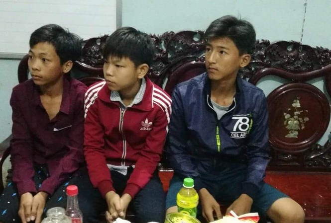 Học sinh lớp 10 cùng bạn trả lại tiền cho người bị mất Bằng (ngoài cùng bên phải) cùng hai bạn.