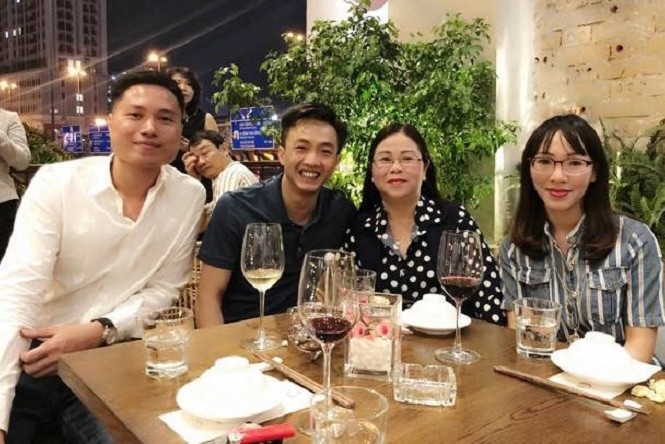 Lộ ảnh Cường Đô la thân thiết với mẹ của Đàm Thu Trang Hình ảnh Cường Đô la thân thiết với mẹ Đàm Thu Trang.