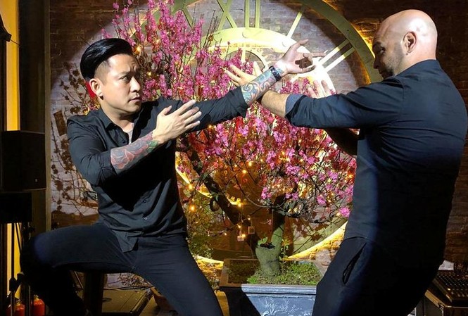 Tuấn Hưng 'giao đấu' với võ sư Flores khi ông vừa trở lại Hà Nội? Võ sư Flores bất ngờ trở lại Việt Nam.