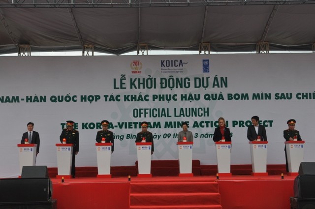 Hàn Quốc hỗ trợ Việt Nam 20 triệu USD khắc phục hậu quả bom mìn Các đại biểu bấm nút khởi động Dự án “Việt Nam – Hàn Quốc hợp tác khắc phục hậu quả bom mìn sau chiến tranh”