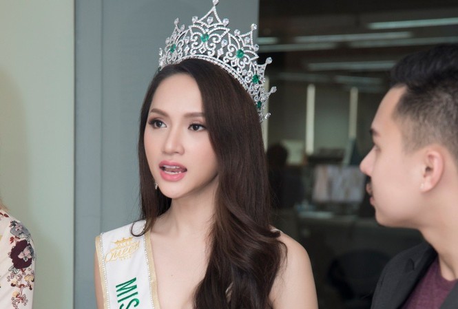 Clip Hương Giang trả lời câu hỏi 'hiểm' trên báo Thái cực ấn tượng Hương Giang xuất sắc giành vương miện cuộc thi Hoa hậu Chuyển giới Quốc tế 2018.