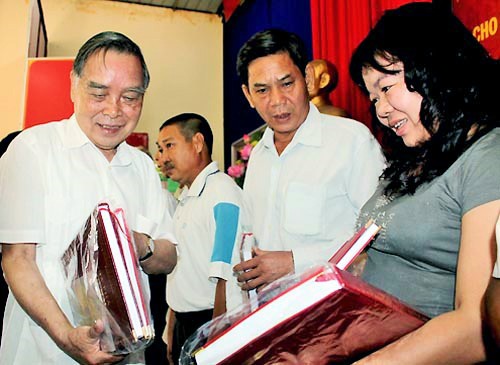 Nguyên Thủ tướng Phan Văn Khải và đam mê nghiên cứu gia phả Nguyên Thủ tướng Phan Văn Khải trao gia phả cho các dòng họ tại huyện
Củ Chi, TPHCM. (Ảnh tư liệu)