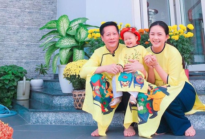 Người mẫu Phan Như Thảo: 3 kẻ lạ mặt giằng co với chồng để bắt con gái Vợ chồng cựu người mẫu Phan Như Thảo và bé Bồ Câu.
