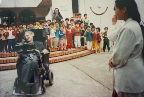 Con gái nuôi Việt Nam kể về những ngày bên Stephen Hawking Ông Hawking biểu diễn màn xoay vòng với xe lăn tại làng trẻ em SOS. Ảnh: Nhân vật cung cấp.