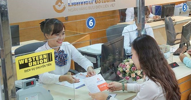 Ngân hàng 'giữ chân' nhân sự chủ chốt bằng cổ phiếu Mục tiêu của LienVietPostBank là từ lãnh đạo đến mỗi nhân viên đều sở hữu cổ phần của ngân hàng mình