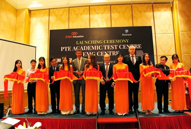 Trung tâm Đào tạo và Kiểm tra đánh giá chuẩn PTE Academic đầu tiên Đại sứ Anh,Chủ tịch tập đoàn Pearson và EMG Education, đại diện
Bộ GD-ĐT cắt băng khánh thành trung tâm.