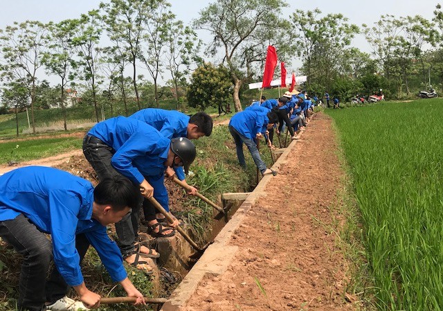 Tuổi trẻ Đất Tổ 'tăng tốc' cuộc đua Tháng Thanh niên Hàng trăm đoàn viên, thanh niên huyện Tam Nông (Phú Thọ) trong một buổi ra quân giúp dân nạo vét kênh mương nội đồng phục vụ sản xuất (ảnh: Tùng Duy)