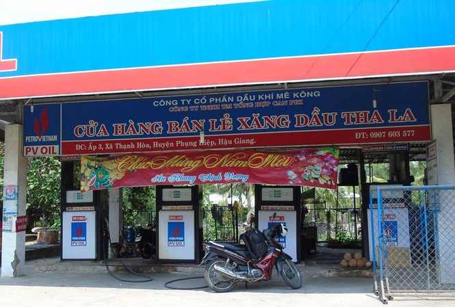 Tự ý tăng giá xăng thêm 1.400 đồng/lít để... 'xin tiền chữa bệnh' Cửa hàng xăng dầu Tha La, nơi người dân phản ánh xăng A95 bị tự ý kê giá - Ảnh: Kim Hà.