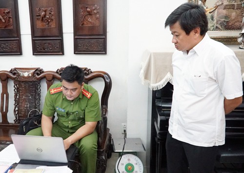 Ông Đoàn Ngọc Hải kiểm tra PCCC nhiều khách sạn trung tâm Sài Gòn Ông Đoàn Ngọc Hải và đoàn kiểm tra làm việc với các khách sạn. Ảnh: Duy Trần.