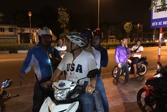'Hiệp sĩ' bắt giữ kẻ vờ hỏi đường chặn xe cướp tài sản phụ nữ “Hiệp sĩ” đưa tên cướp về trụ sở công an