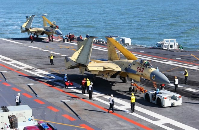 Bản tin 20H: Trung Quốc ‘bắt lỗi’ tàu sân bay mua của Ukraine Máy bay J-15 hạ cánh trên tàu sân bay Liêu Ninh. (Nguồn: THX/TTXVN)