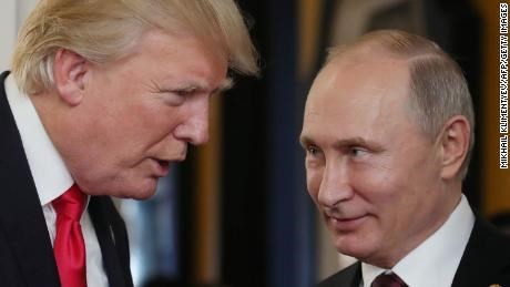 Bản tin 20H: Giữa căng thẳng Syria, TT Trump mời TT Putin thăm Mỹ Tổng thống Mỹ Donald Trump (trái) và Tổng thống Nga Vladimir Putin. (Nguồn: Getty Images)