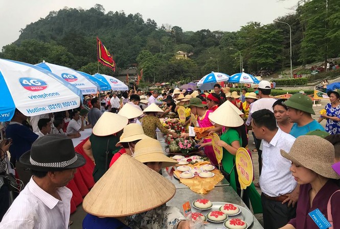 Lễ hội Đền Hùng 2018: Người hành hương được an toàn tuyệt đối Du khách hành hương về Đền Hùng dịp này được thụ hưởng văn hóa dân gian truyền thống, đa sắc từ các hội trại chân núi Nghĩa Lĩnh