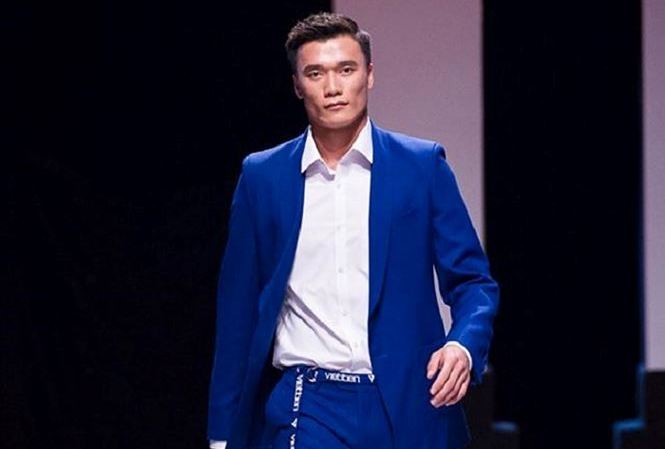 Bùi Tiến Dũng bật khóc vì bị nhiều chỉ trích vụ diễn thời trang Thủ môn Bùi Tiến Dũng bật khóc khi nhắc đến những bình luận ác ý của cư dân mạng.