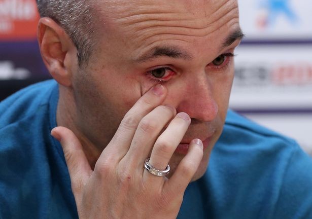 Iniesta rơm rớm nước mắt thông báo chia tay Barca Iniesta rơm rớm nước mắt thông báo chia tay Barca