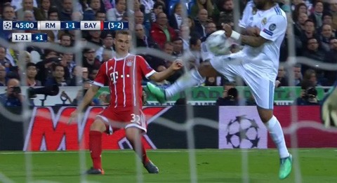 Bayern Munich mất oan 2 quả phạt đền trước Real? Pha bóng Marcelo để bóng chạm tay trong vòng 16m50