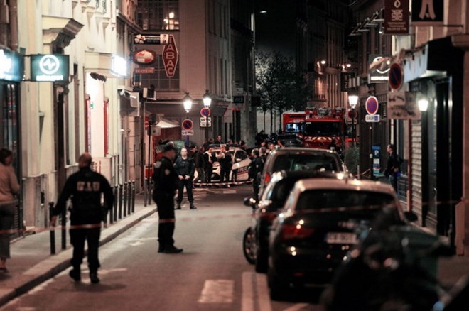 Bản tin 20H: Tiết lộ hồ sơ mật về thủ phạm gây chấn động Paris Cảnh sát phong tỏa khu vực xảy ra vụ tấn công. (Nguồn: AFP/Getty Images)
