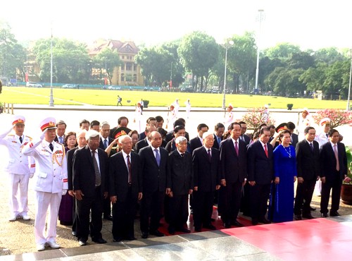 Lãnh đạo Đảng, Nhà nước vào Lăng viếng Chủ tịch Hồ Chí Minh Các đồng chí lãnh đạo, nguyên lãnh đạo Đảng, Nhà nước tưởng nhớ Chủ tịch Hồ Chí Minh. Ảnh: VGP/Đình Hải