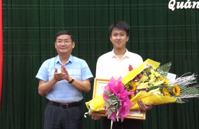 'Cậu bé vàng' trên cát trắng được tặng Huân chương lao động Thừa ủy quyền của Chủ tịch nước, ông Trần Tiến Dũng, Phó Chủ tịch UBND tỉnh Quảng Bình trao Huân chương Lao động hạng Ba cho học sinh Nguyễn Thế Quỳnh
