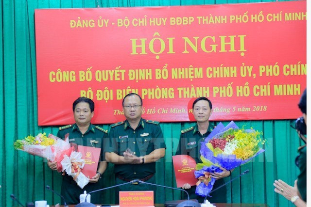 Công bố quyết định nhân sự của Bộ trưởng Bộ Quốc phòng Thiếu tướng Nguyễn Hoài Phương, Phó Tư lệnh BĐBP trao quyết định và chúc mừng các đồng chí được bổ nhiệm. Ảnh Đảng bộ TPHCM