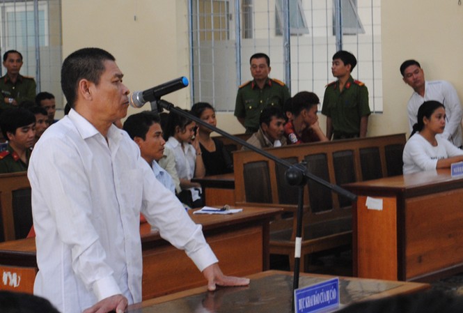 Y án sơ thẩm vụ dâm ô trẻ em, người nhà bị cáo gây náo loạn Bị cáo Hữu Bê tại tòa.