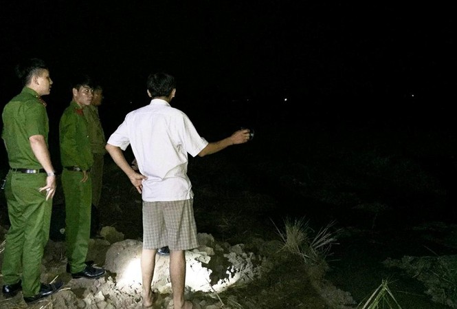 Học trò lớp 3 bị đuối nước dưới hố công trình Công an huyện Gio Linh tiếp cận khu vực Hoàng bị đuối nước. Ảnh: CA