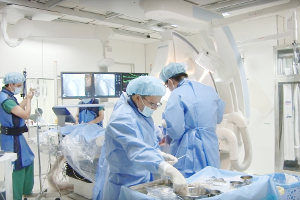 Đột nhiên yếu nửa người, hoá ra bị bệnh cơ tim phì đại Ekip bệnh viện đặt máy khử rung theo dõi nhịp tim để phòng ngừa đột tử cho ông S.