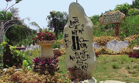 30 thí sinh HHVN 2018 thăm mộ thi nhân Hàn Mặc Tử Đài tưởng niệm Hàn Mặc Tử ở khu mộ cũ.